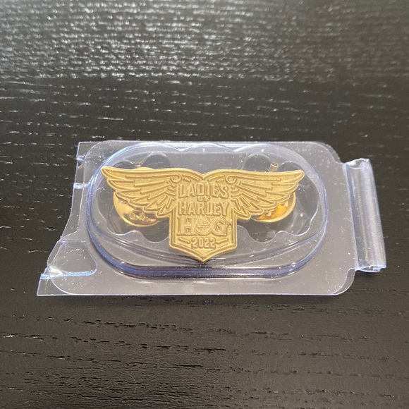 Harley-Davidson HOG Ladies of Harley 2022 Gold Pin - Picture 4 of 4